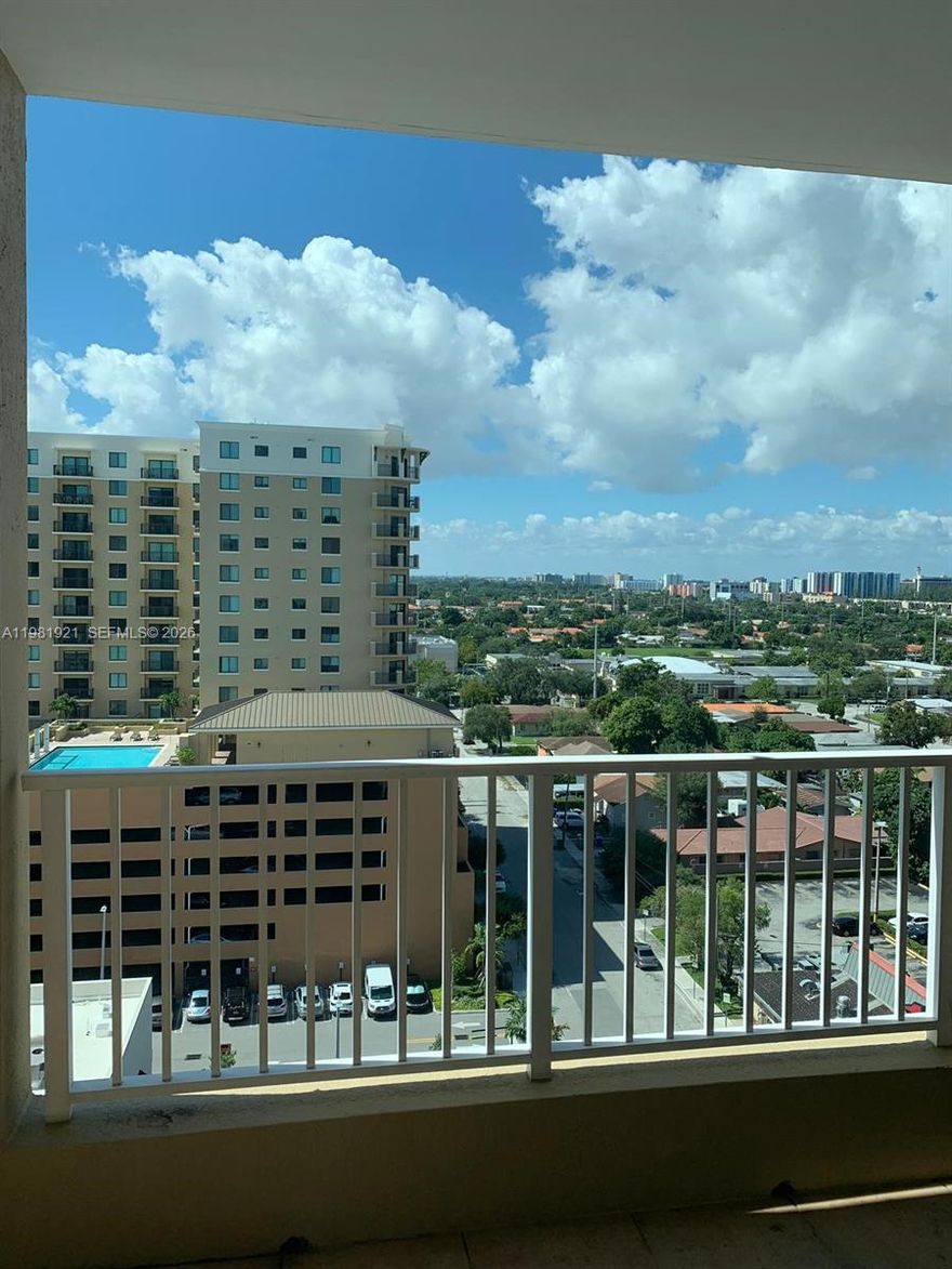 Beautiful apartment, clean and very spacious 2 beds, 2 baths with great city views. Very well designed unit, Kitchen full equipped.