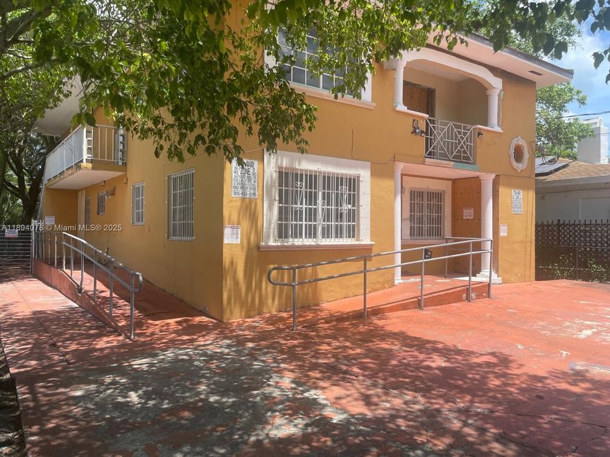 Prime opportunity in the heat of Miami, 2 story duplex with large driveway. Property zoned T-4 ideal to build a new multifamily in a perfect location with great rent demand. Walking distance to famous Calle 8 and Brickell area.
Property sold AS IS to demolish or new construction. Exceptional investment opportunity.