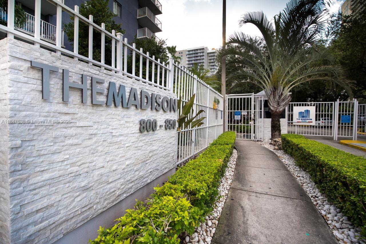 Modern and spacious 2-bedroom, 2-bathroom furnished condo located in the heart of vibrant Downtown Miami. Just steps from free Metromover service, Tri-Rail, Brightline, and with quick access to I-95, Miami International Airport, and Fort Lauderdale. Minutes from Miami Worldcenter, shops, restaurants, cultural venues, and Miami Dade College. The building is peaceful and offers great amenities including a pool, fitness center, secure lobby, tennis courts, and basketball courts. The unit comes furnished, making it ideal for students, professionals, or anyone seeking comfort and prime location. Rent it today before it's gone!