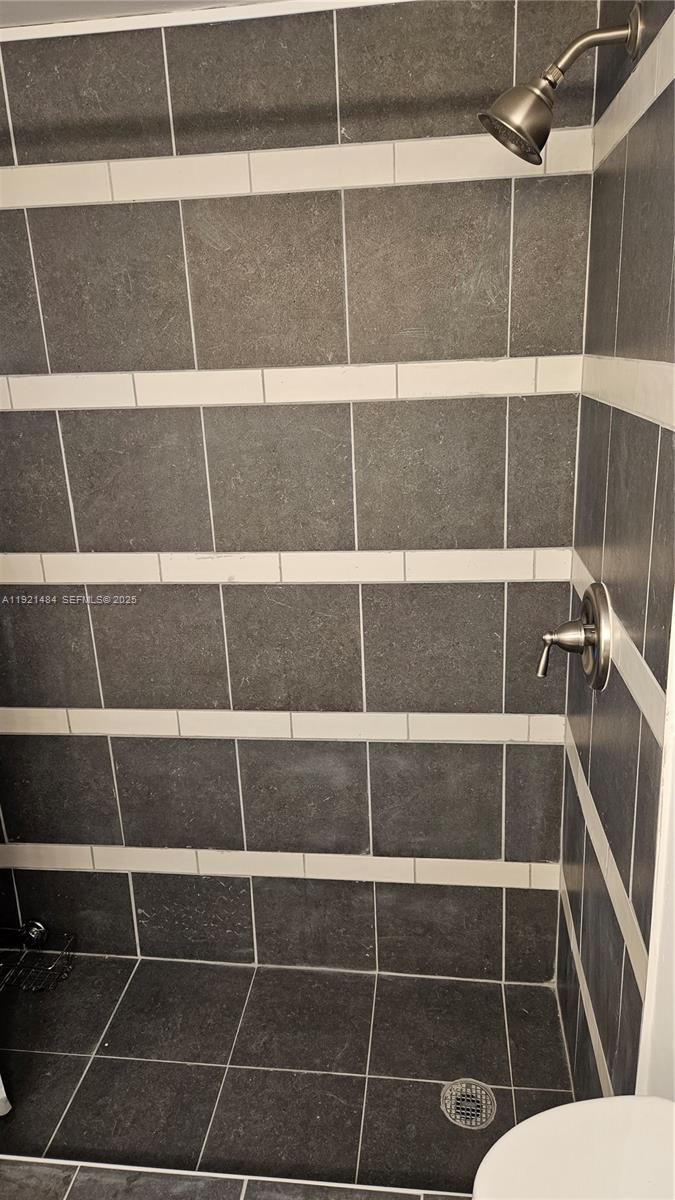 POLYNESIAN GARDENS CONDOM - Residential Lease