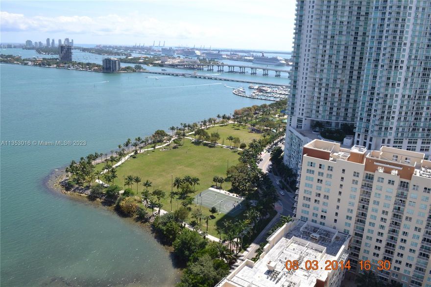 Located in Edgewater Neighborhood, near the Best Shopping, Dining and Entertainment, close to Downtown, Wynwood, Midtown and Design District. Leave in this Spacious 1 Bedroom + DEN with 2 Full Bathrooms with Gorgeous Views from the Unit. Paramount Bay is a Wonderfull Building with Lots of Amenities.
