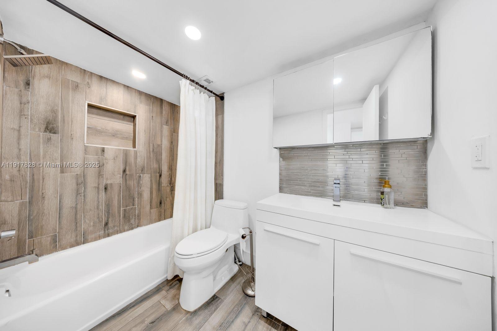 KEYSTONE HARBOR CLUB COND - Residential Lease