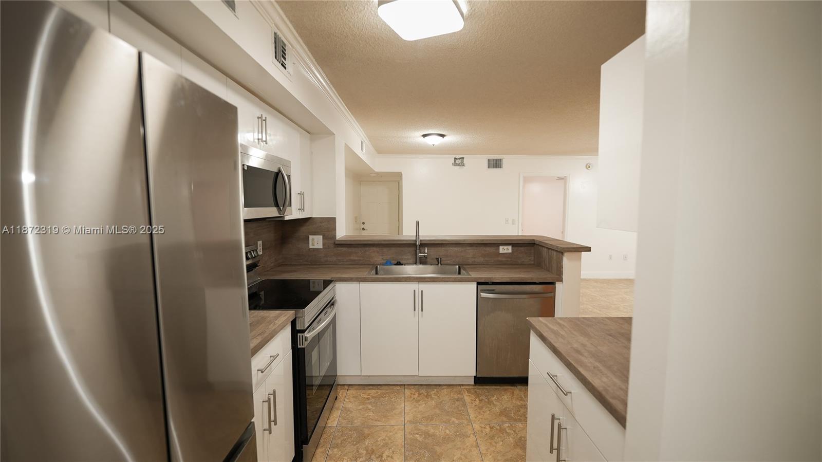 Spacious 3-bedroom, 2-bath apartment in a family-friendly community. Features a brand-new kitchen with new appliances, in-unit washer & dryer, and 2 assigned parking spaces. Enjoy resort-style amenities including a lake, playground, pool, Jacuzzi, gym, and racquetball court. Conveniently located in a great area close to shopping, dining, and top schools. The perfect blend of comfort and lifestyle!