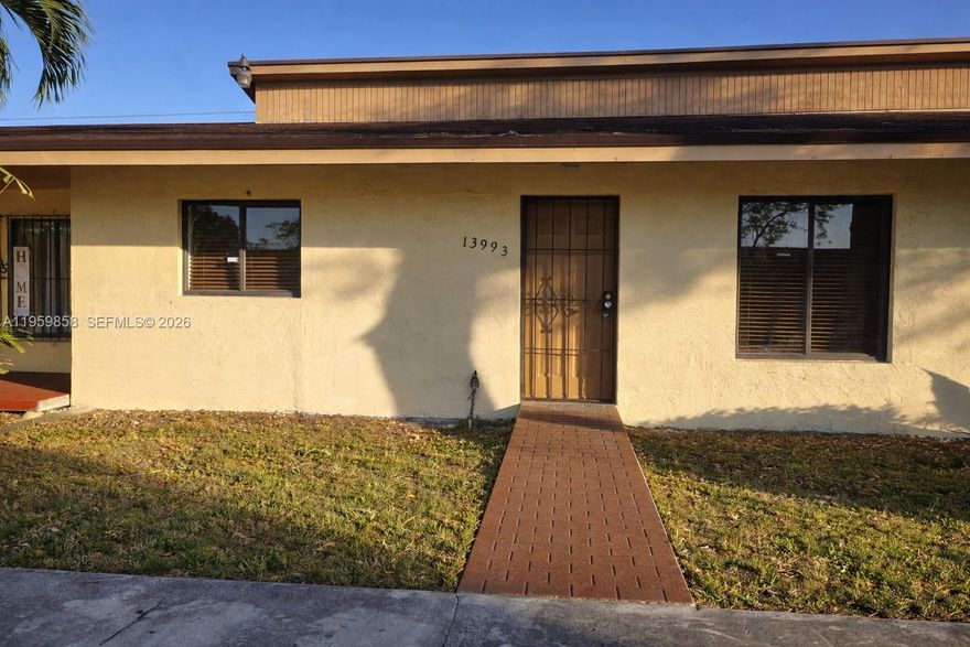 The best deal in the area, 3 Beds, 2 Baths, One Story Townhouse, Spacious, Tile Floor, X-Large Backyard, 2 Assigned Parking Spaces +plenty of visitor parking.
Very Low HOA maintenance fee, vacated, easy to show.