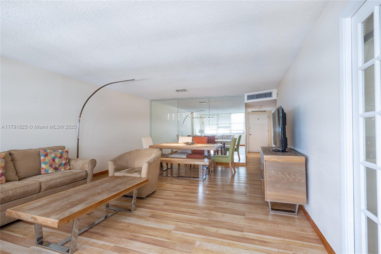 6039 Collins Ave 1112
