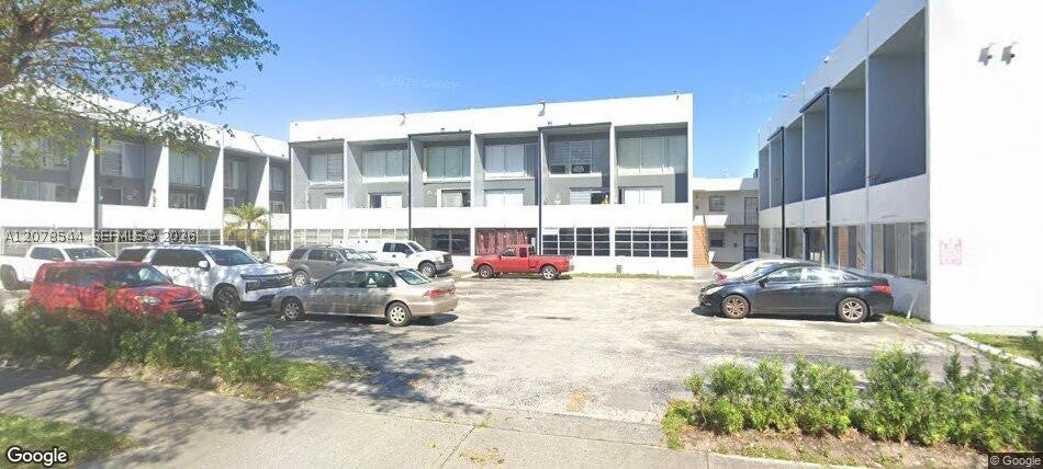1305 W 46th St 108
