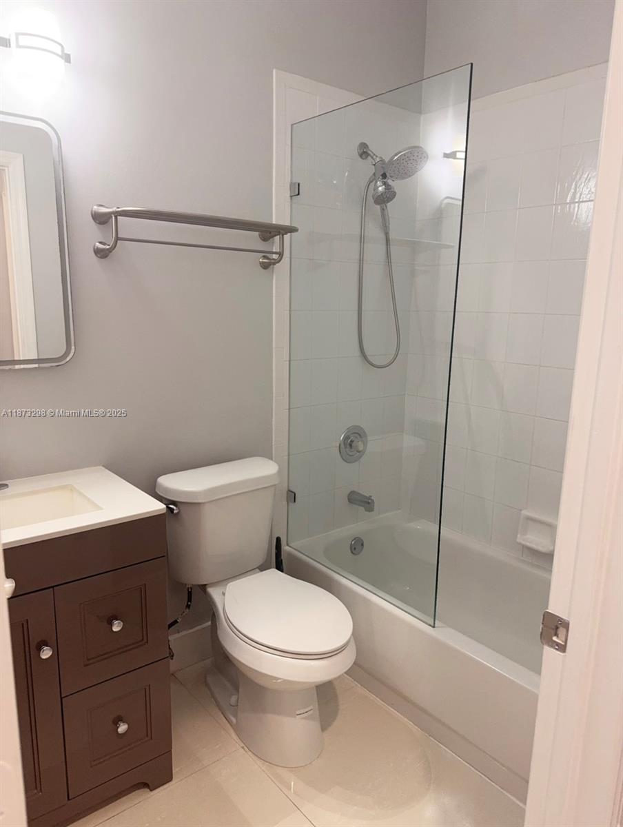 HOLLYWOOD LAKES COUNTRY C - Residential Lease