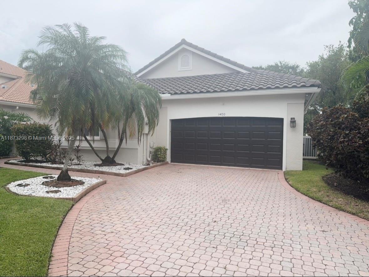 HOLLYWOOD LAKES COUNTRY C - Residential Lease