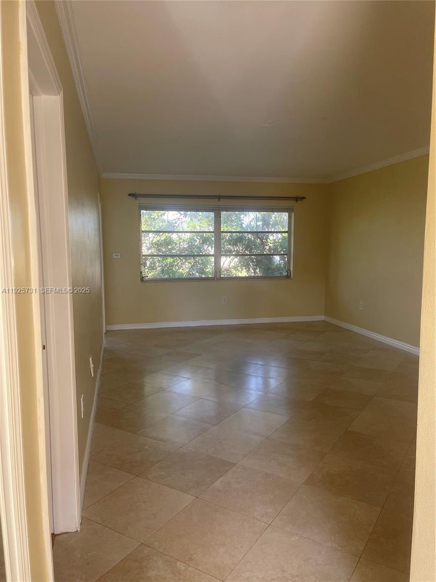 Spacious and Bright Unit 1Bed plus den 1 1/2  with Bath .Fresh paint . Prime location just minutes to Aventura Mall restaurants and entertainment. Move -in ready . Fast approval .