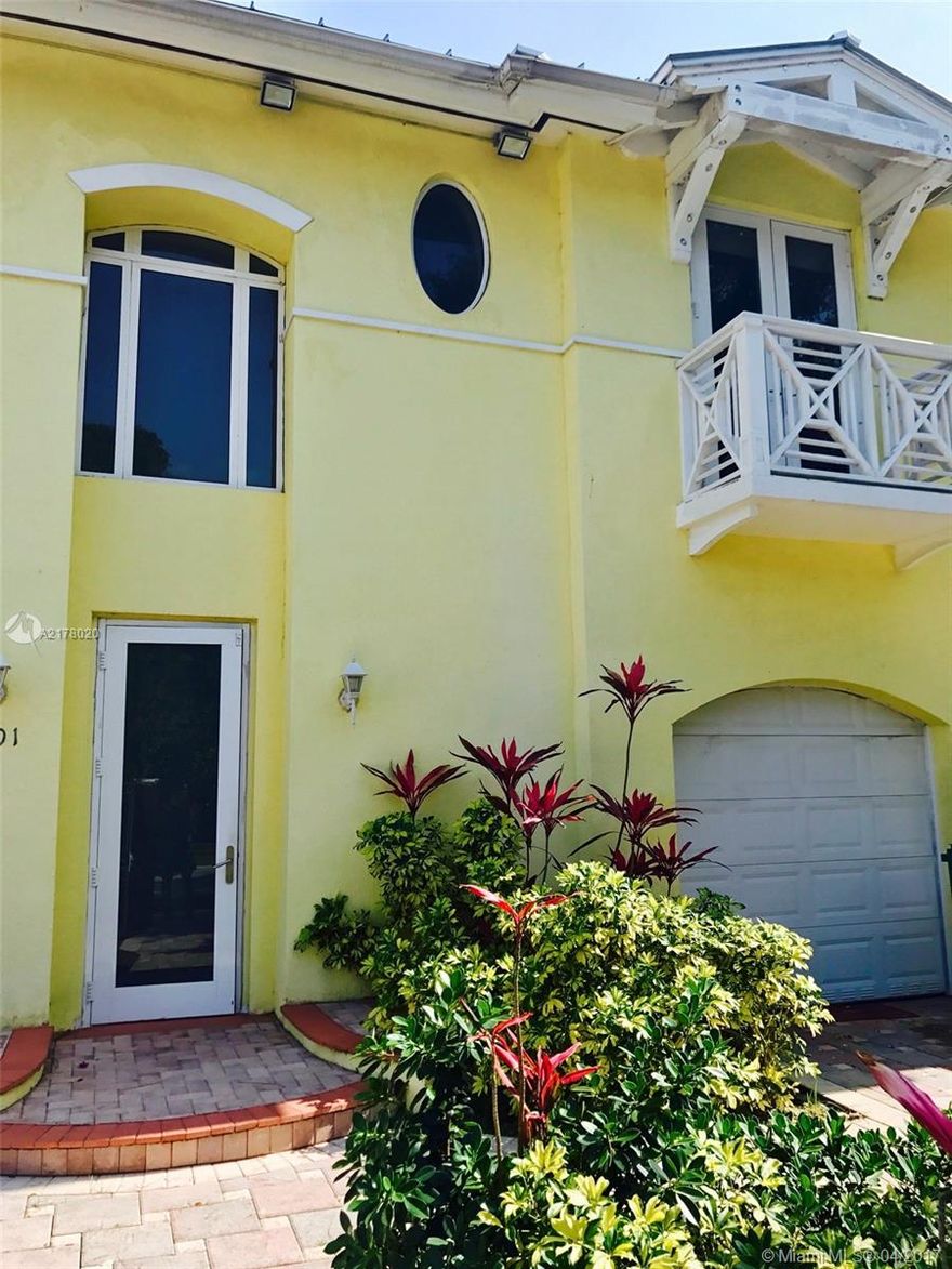 IN THE HEART OF COCONUT GROVE!PRICE BELOW APPRAISAL VALUE, TOWNHOUSE WITH PRIVATE POOL, 3 BEDROOMS, 2 FULL BATHROOMS, POWDER ROOM, LIVING/DINING RM, GOURMET KITCHEN WITH CUSTOM CABINETRY, GRANITE COUNTERS, ENCLOSED GARAGE. NEEDS SOME TLC. ABSENTEE OWNER. MUST SELL!! BRING YOUR OFFER!!
