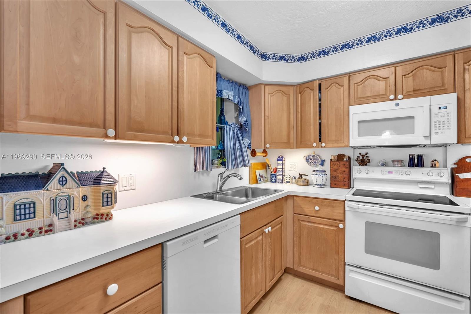 EDGEWATER MANOR NO 2 - Residential