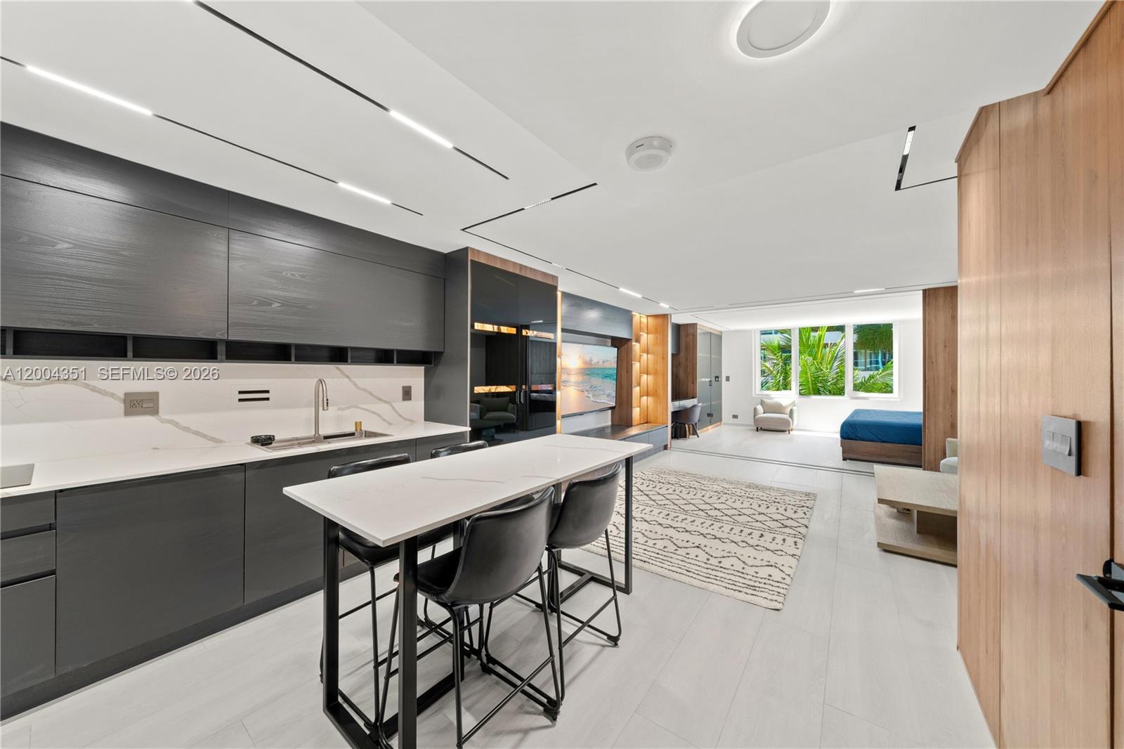 2301 Collins Ave 432