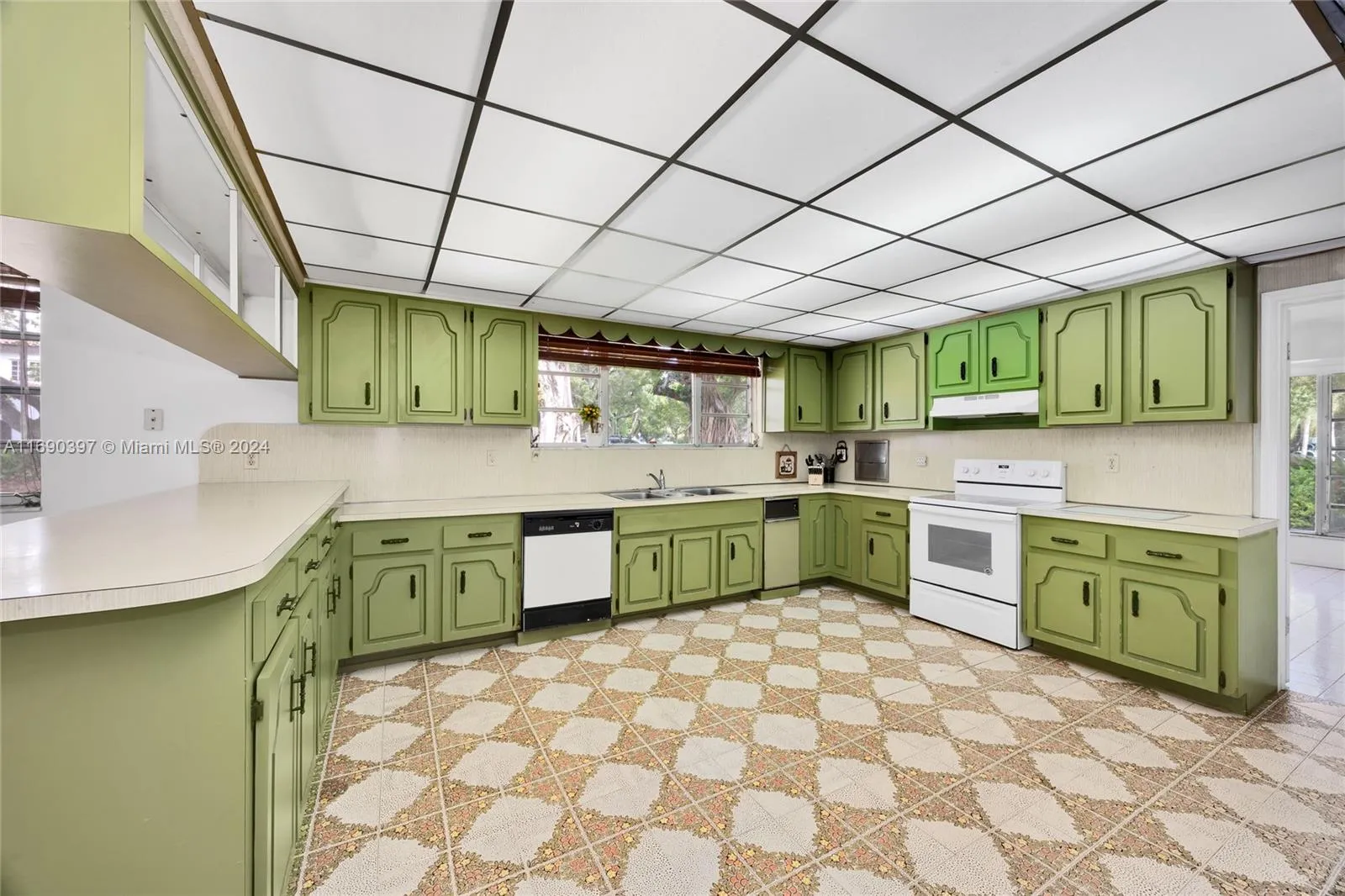 Coral Gables, Florida 33134, United States, 5 Bedrooms Bedrooms, ,3 BathroomsBathrooms,Residential,Active,34092