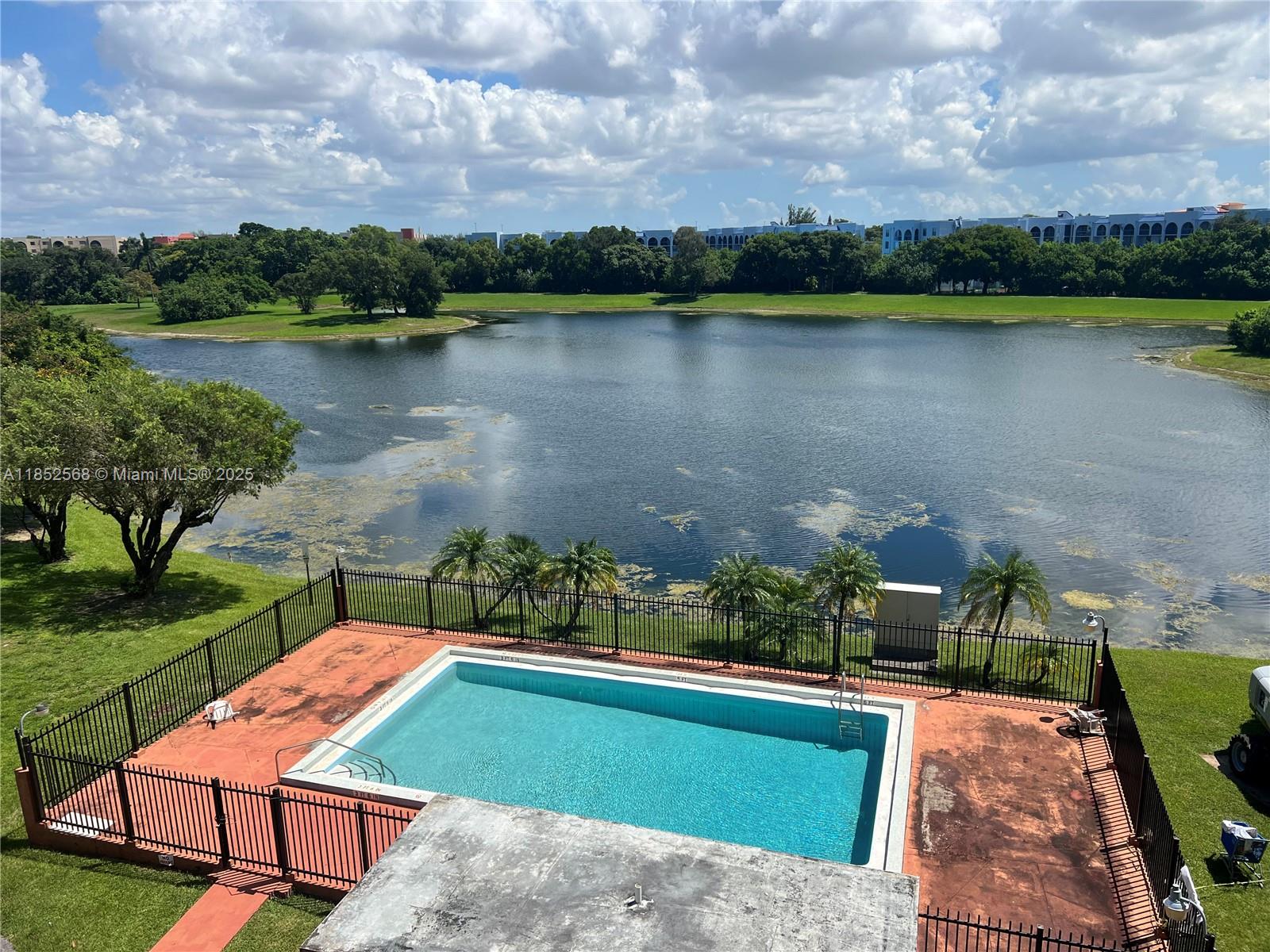 GOLFVIEW CL FONTAINBL PK - Residential