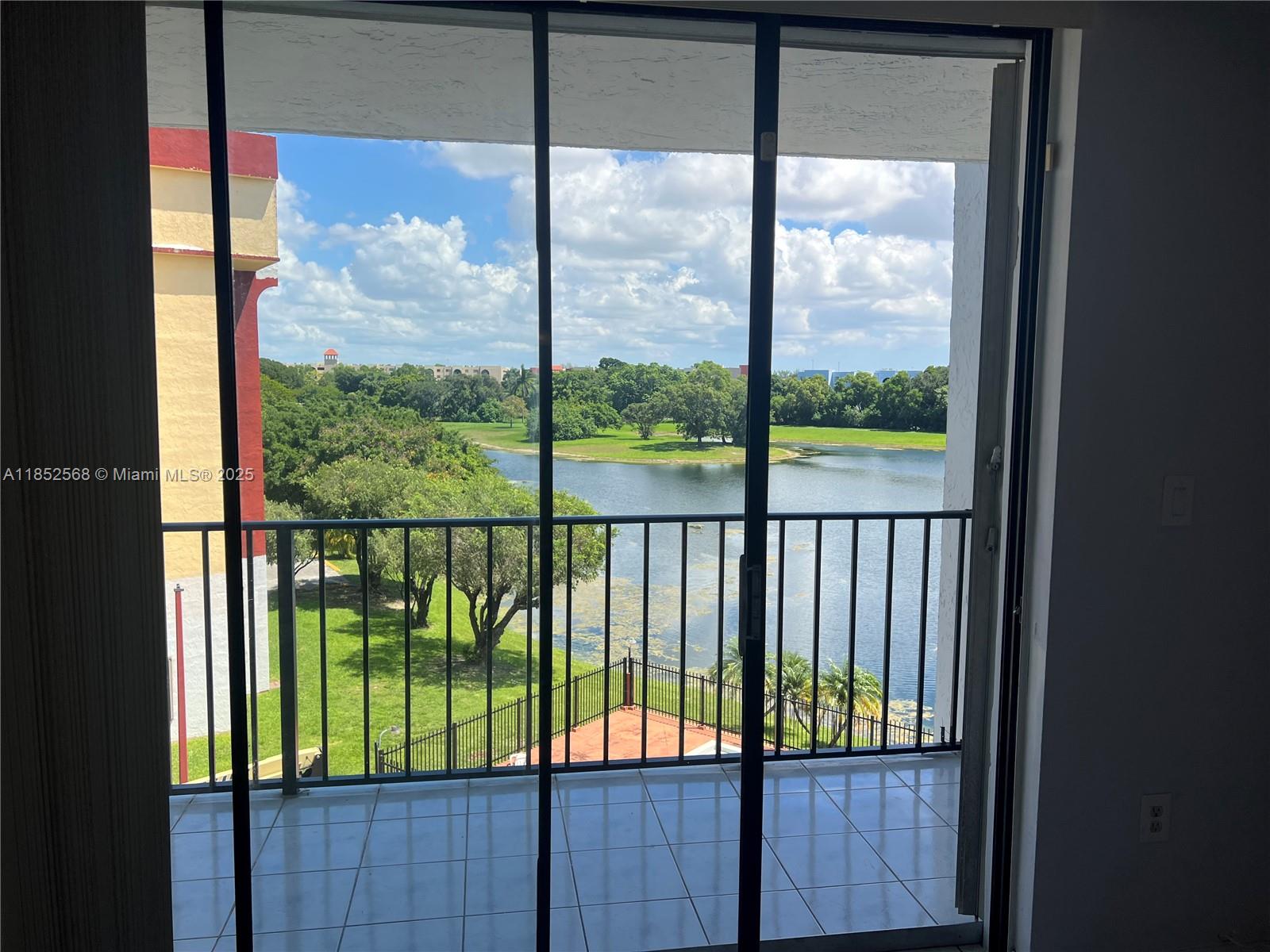 GOLFVIEW CL FONTAINBL PK - Residential