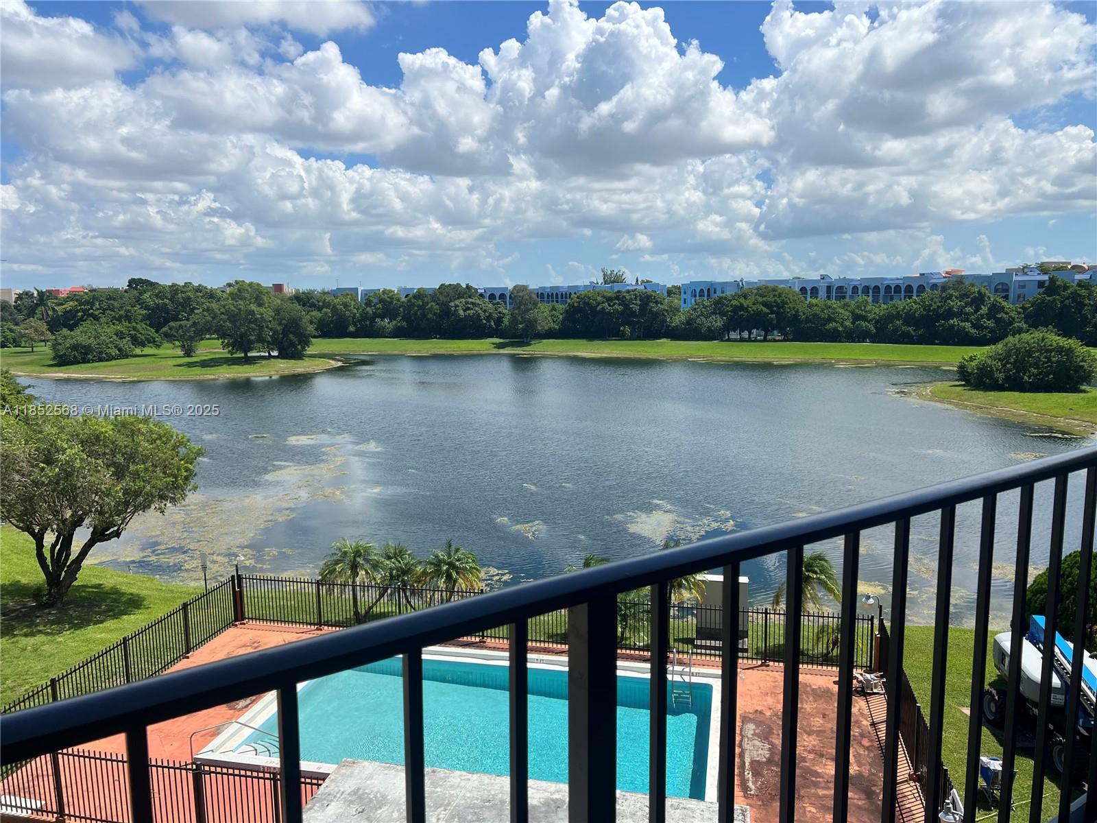 GOLFVIEW CL FONTAINBL PK - Residential