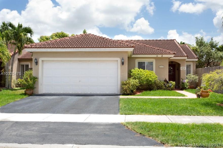 Come home to perfection! Fall in love with open floor plan, remodeled kitchen, well appointed home to please even the pickiest of buyers. Split plan, en suite master bath, walk in closets, two car garage and covered patio just some of the must have's on your list! Located near beautiful park, close to Metro Zoo and turnpike.  Priced to sell fast! Easy to show, call today!