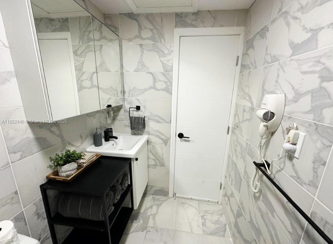 DIPLOMAT GOLF & RACQUET C - Residential