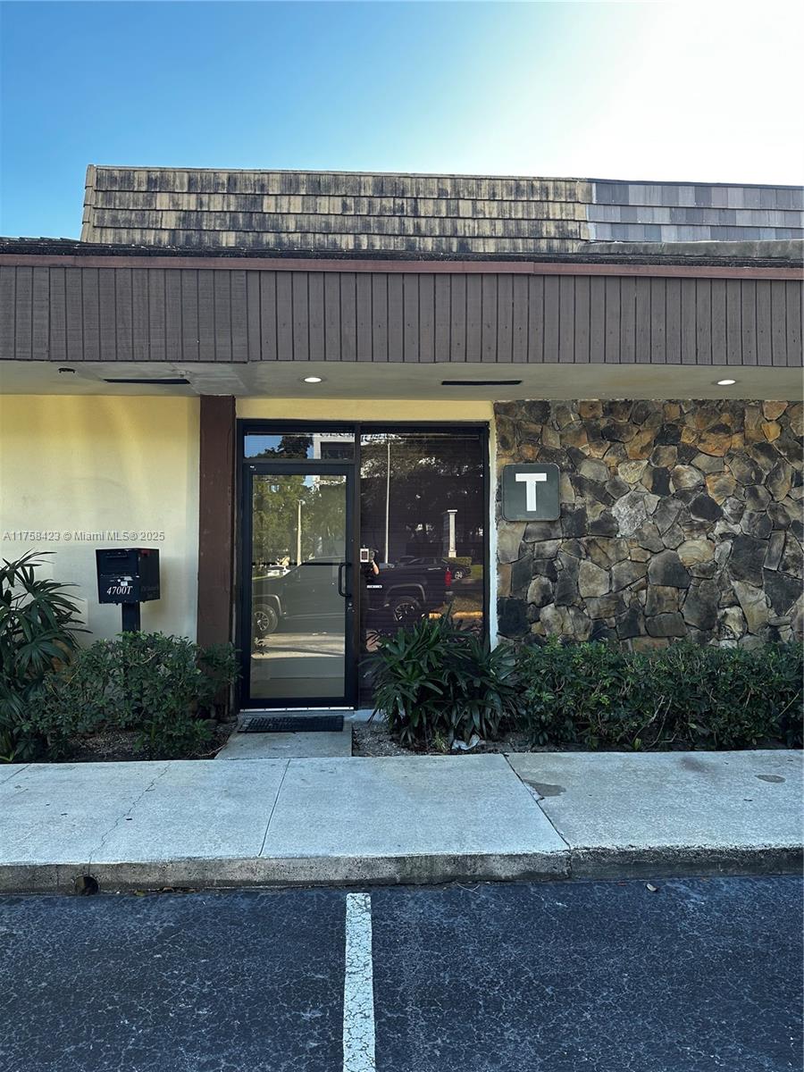 RECENTLY RENOVATED OFFICE SPACE!
Looking for a versatile office space for your medical practice or professional business? This 1,000 sq. ft. Partially furnished office is perfect for a range of businesses, including: Medical and healthcare professionals, Law firms and attorneys, Real estate agencies, Notaries and financial advisors, Consulting firms.
Ready for immediate use, ideal for medical or business office setup, bright and professional interior, convenient location with easy access to main roads, ample parking available for clients and staff.
This office space provides the flexibility and comfort to grow your business, whether you're in the medical field or running a professional practice.
Don’t miss out on this excellent opportunity!