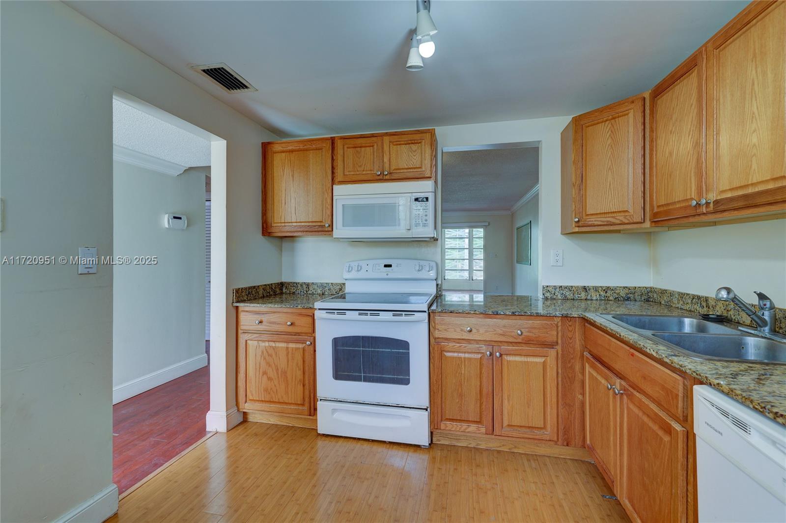 ARROWHEAD CONDO NO IX - Residential