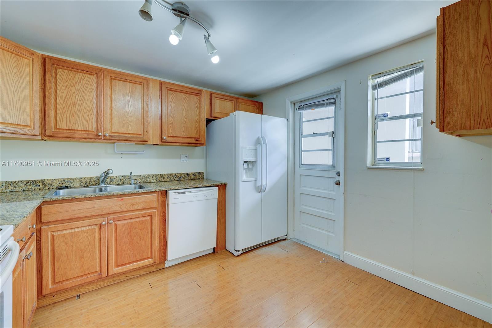 ARROWHEAD CONDO NO IX - Residential