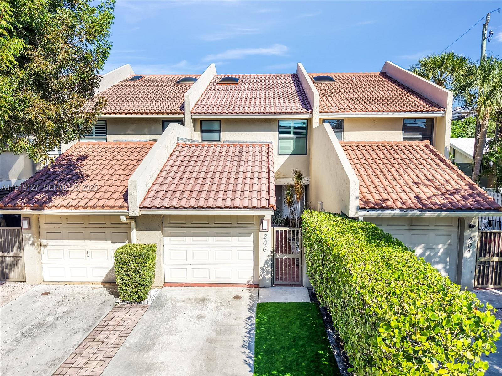 LAUDERDALE BY THE SEA - Residential