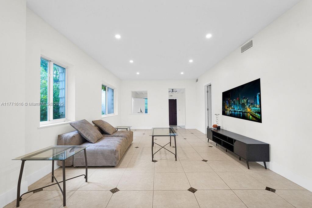 HOLLYWOOD LAKES SECTION - Residential Lease