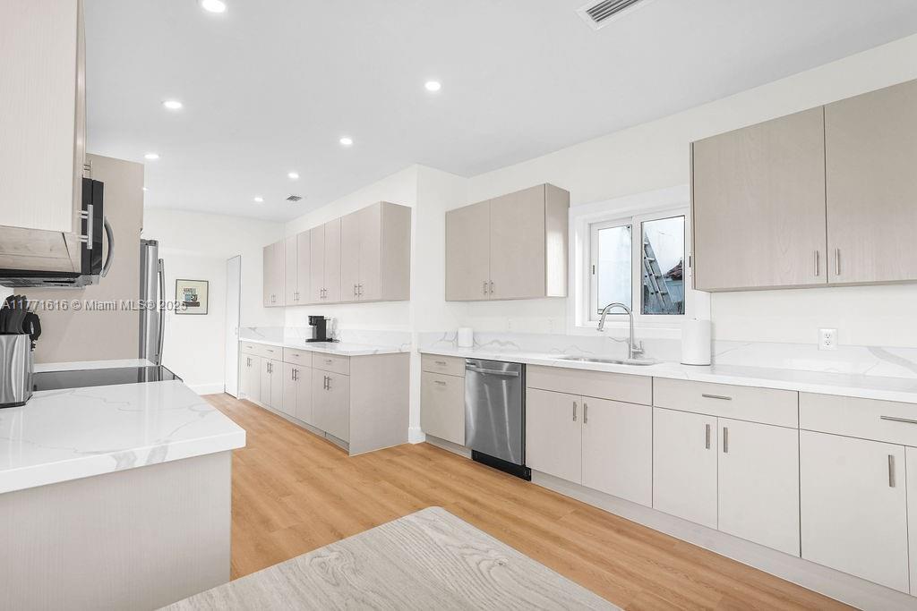 HOLLYWOOD LAKES SECTION - Residential Lease