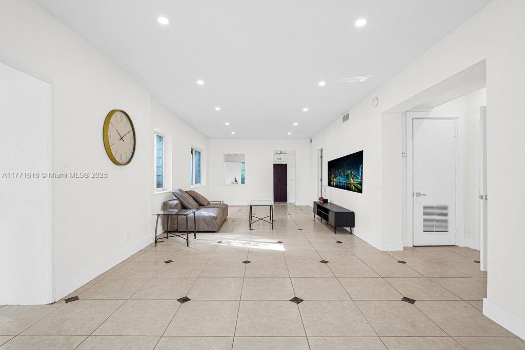 HOLLYWOOD LAKES SECTION - Residential Lease
