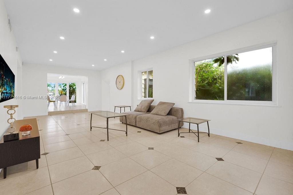 HOLLYWOOD LAKES SECTION - Residential Lease