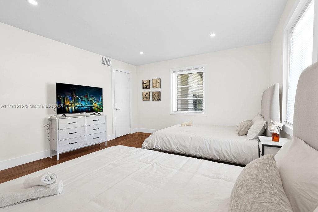 HOLLYWOOD LAKES SECTION - Residential Lease