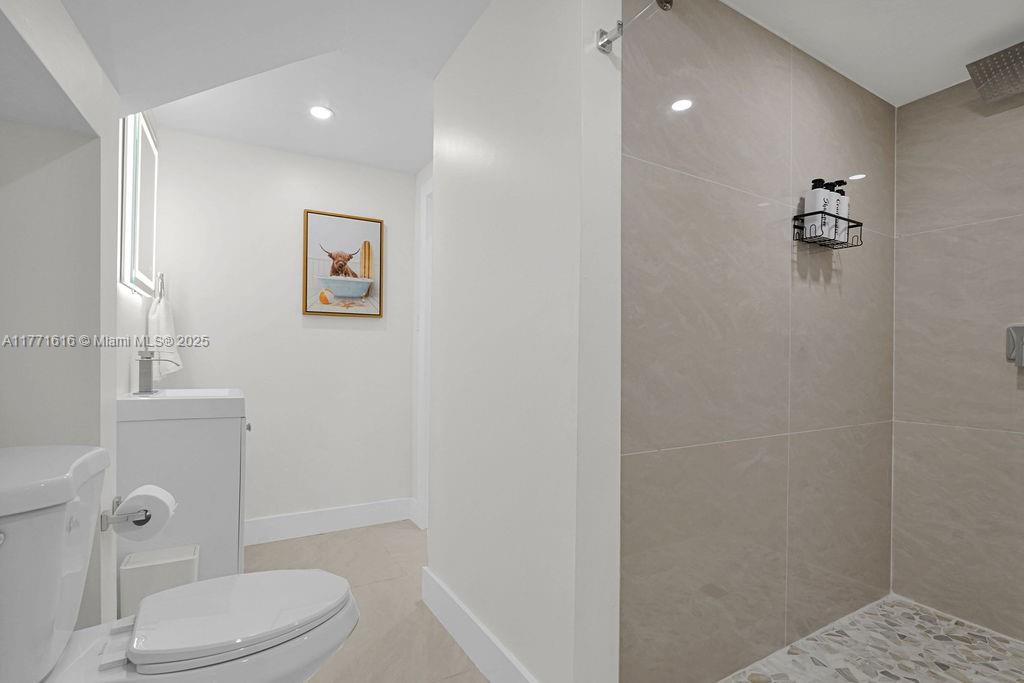 HOLLYWOOD LAKES SECTION - Residential Lease