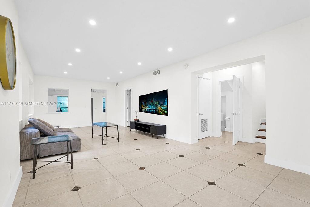 HOLLYWOOD LAKES SECTION - Residential Lease