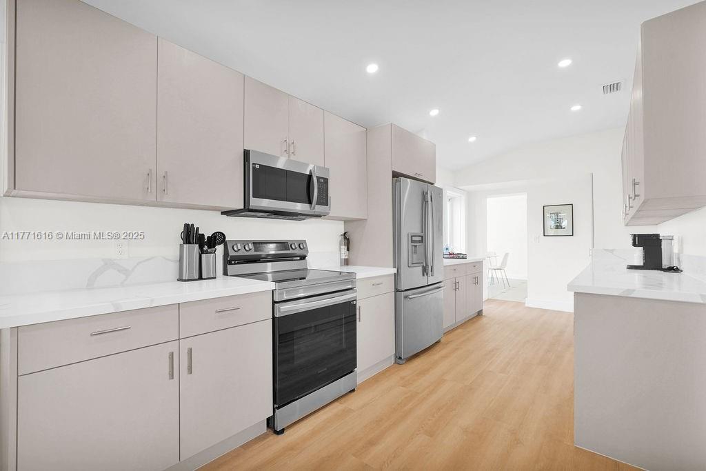 HOLLYWOOD LAKES SECTION - Residential Lease