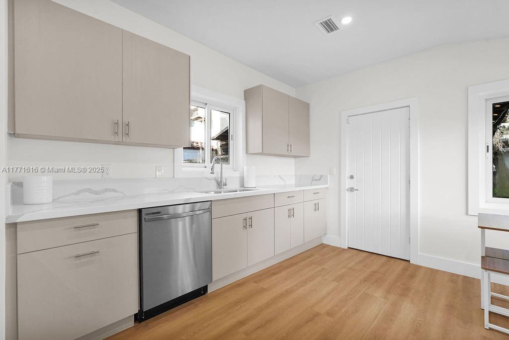 HOLLYWOOD LAKES SECTION - Residential Lease