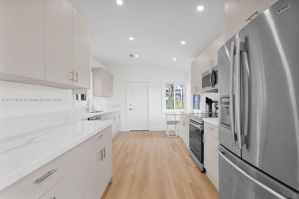 HOLLYWOOD LAKES SECTION - Residential Lease
