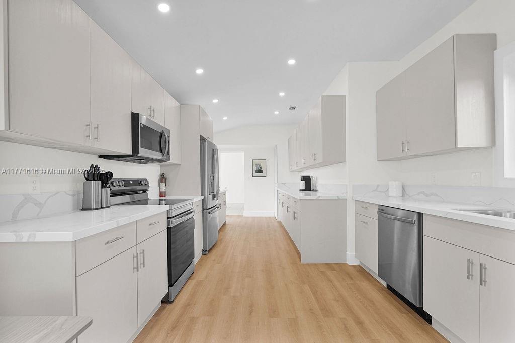 HOLLYWOOD LAKES SECTION - Residential Lease