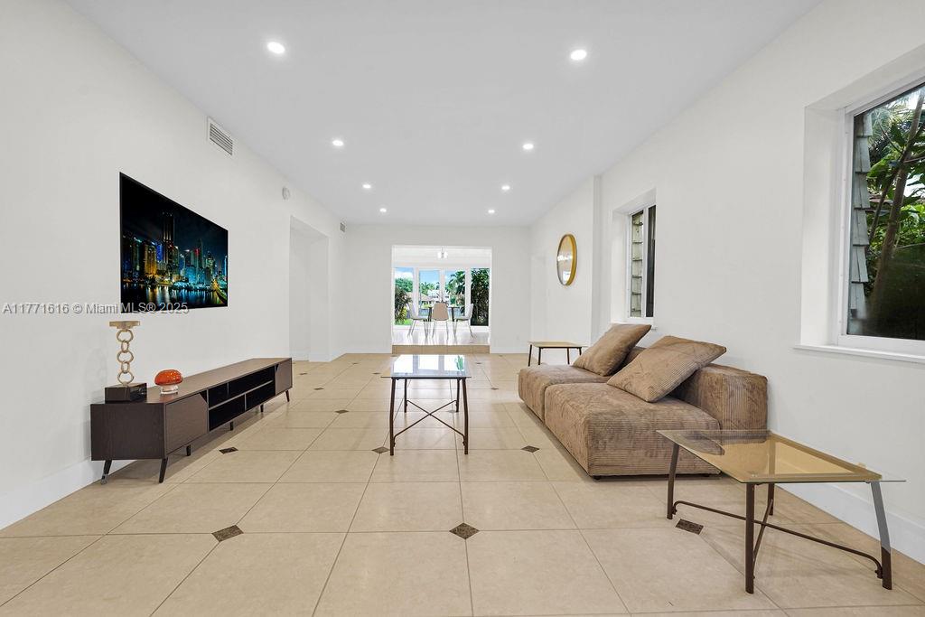 HOLLYWOOD LAKES SECTION - Residential Lease