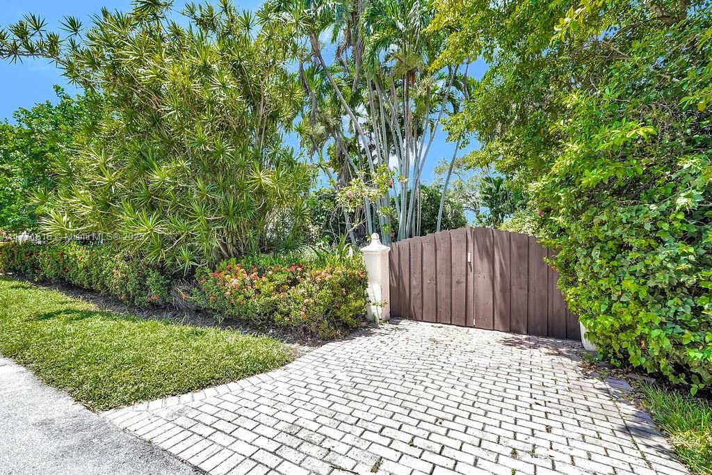HOLLYWOOD LAKES SECTION - Residential Lease