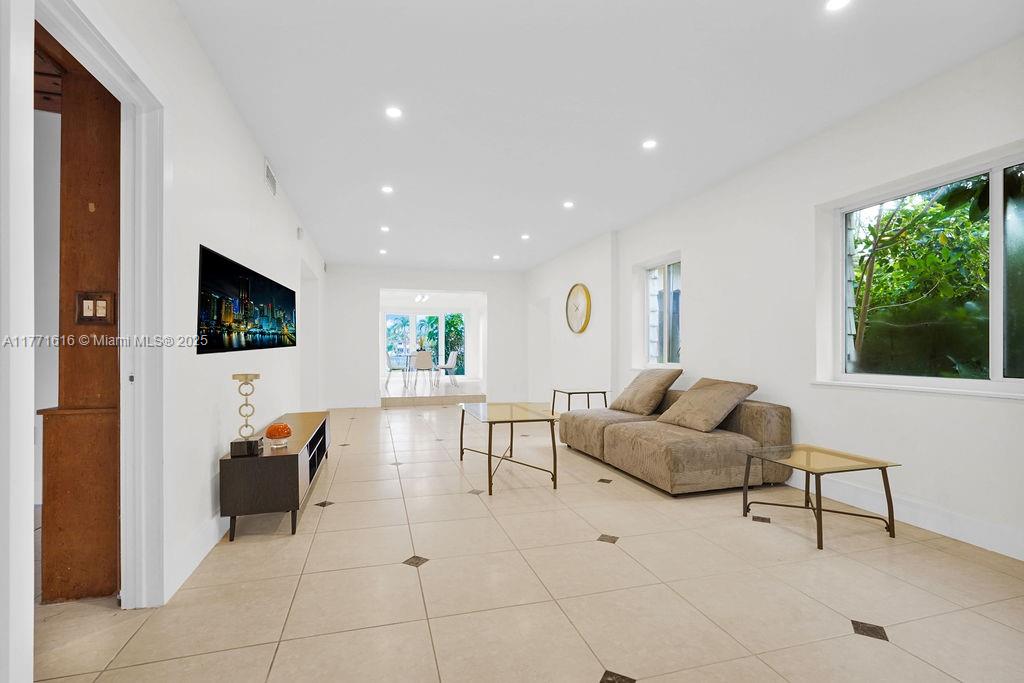 HOLLYWOOD LAKES SECTION - Residential Lease