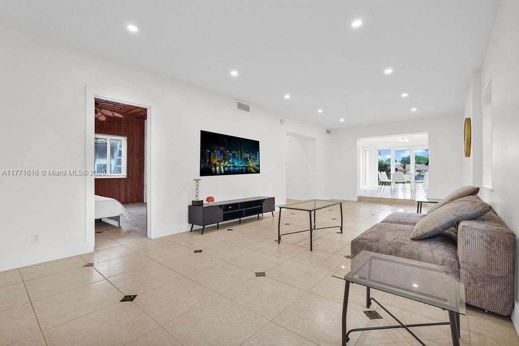 HOLLYWOOD LAKES SECTION - Residential Lease