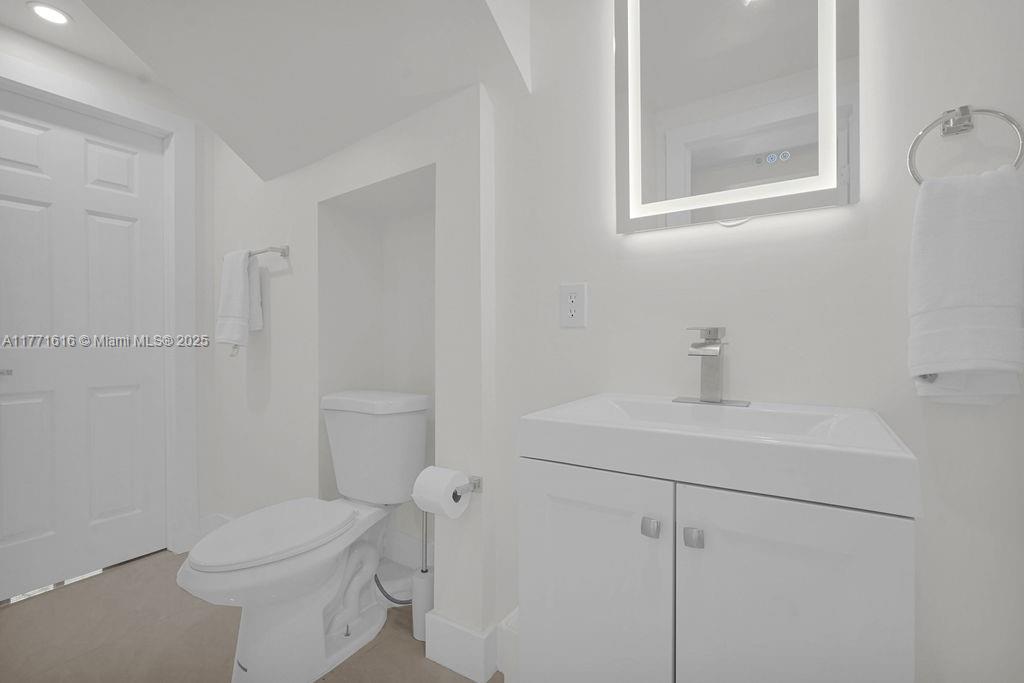 HOLLYWOOD LAKES SECTION - Residential Lease