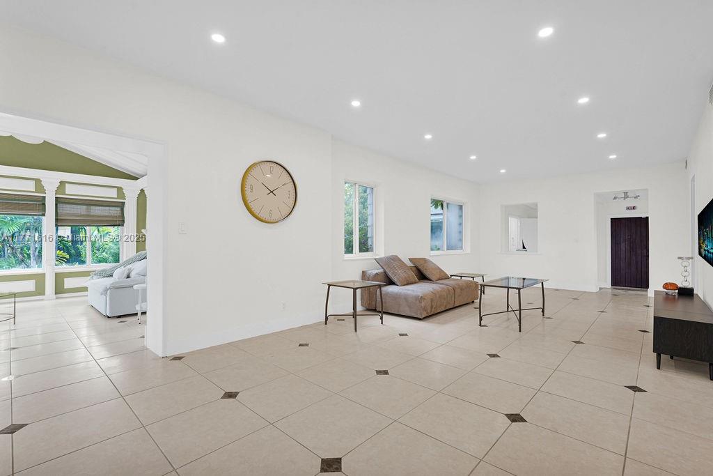 HOLLYWOOD LAKES SECTION - Residential Lease