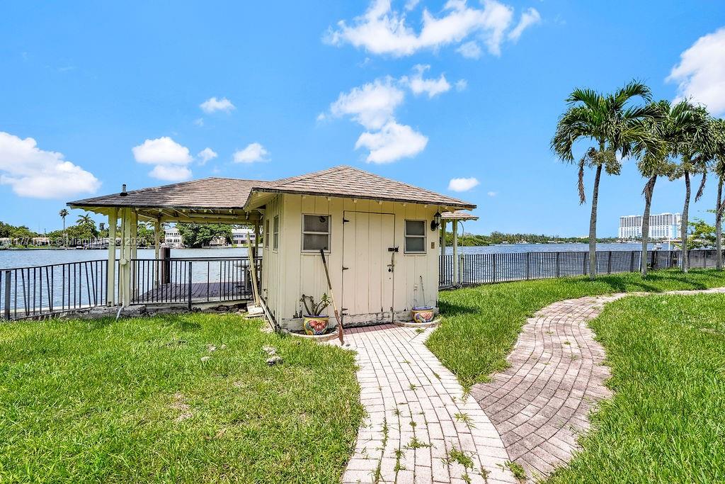 HOLLYWOOD LAKES SECTION - Residential Lease