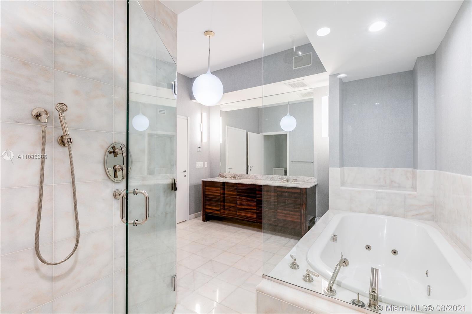 CONTINUUM ON SOUTH BEACH - Residential