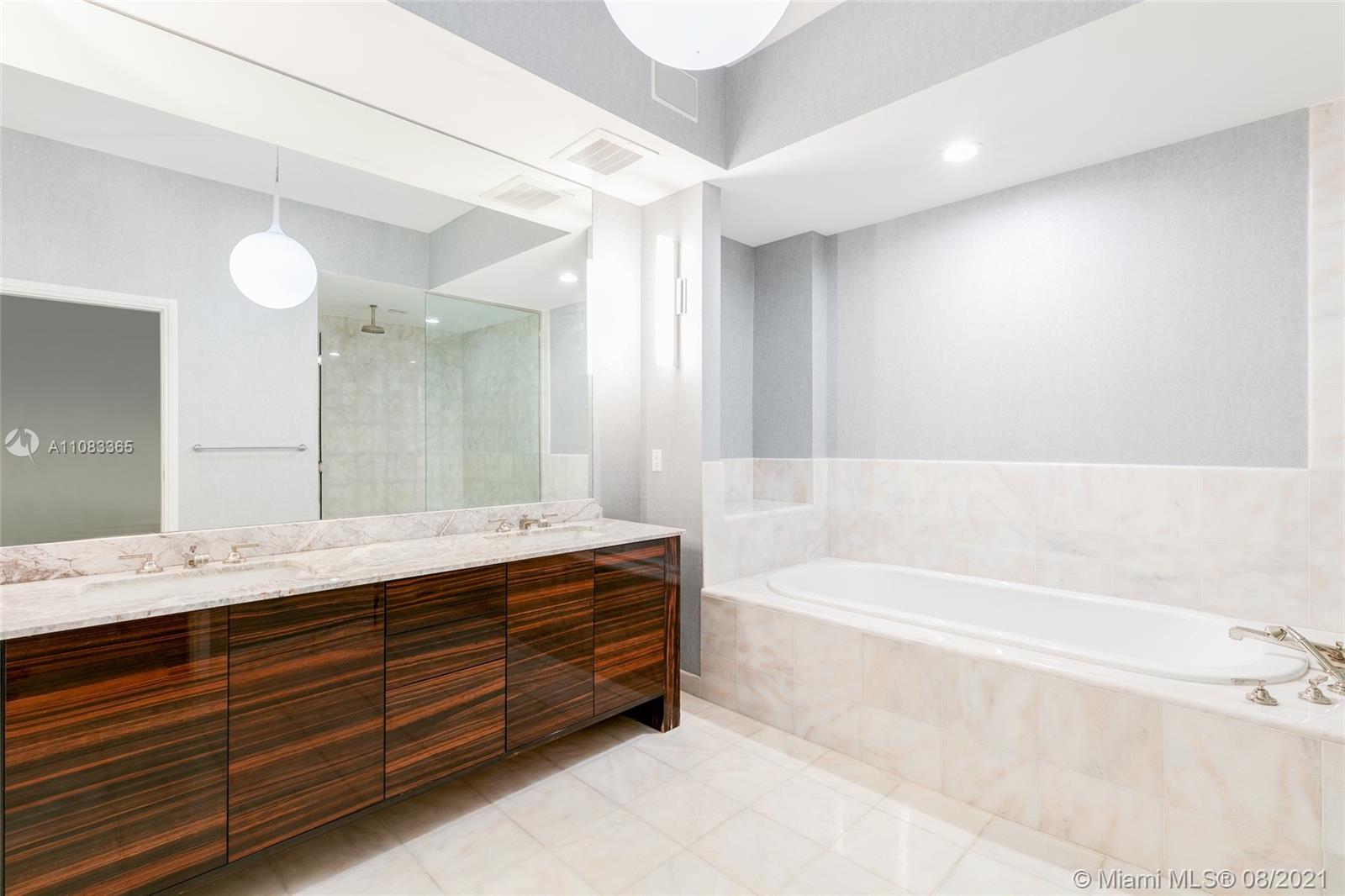 CONTINUUM ON SOUTH BEACH - Residential