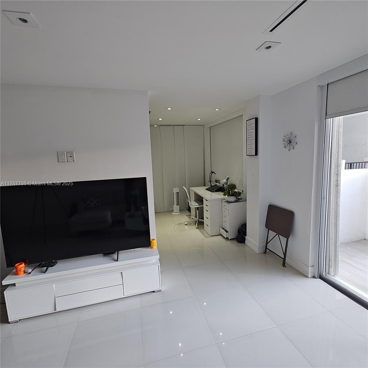 COMMODORE PLAZA CONDO - Residential