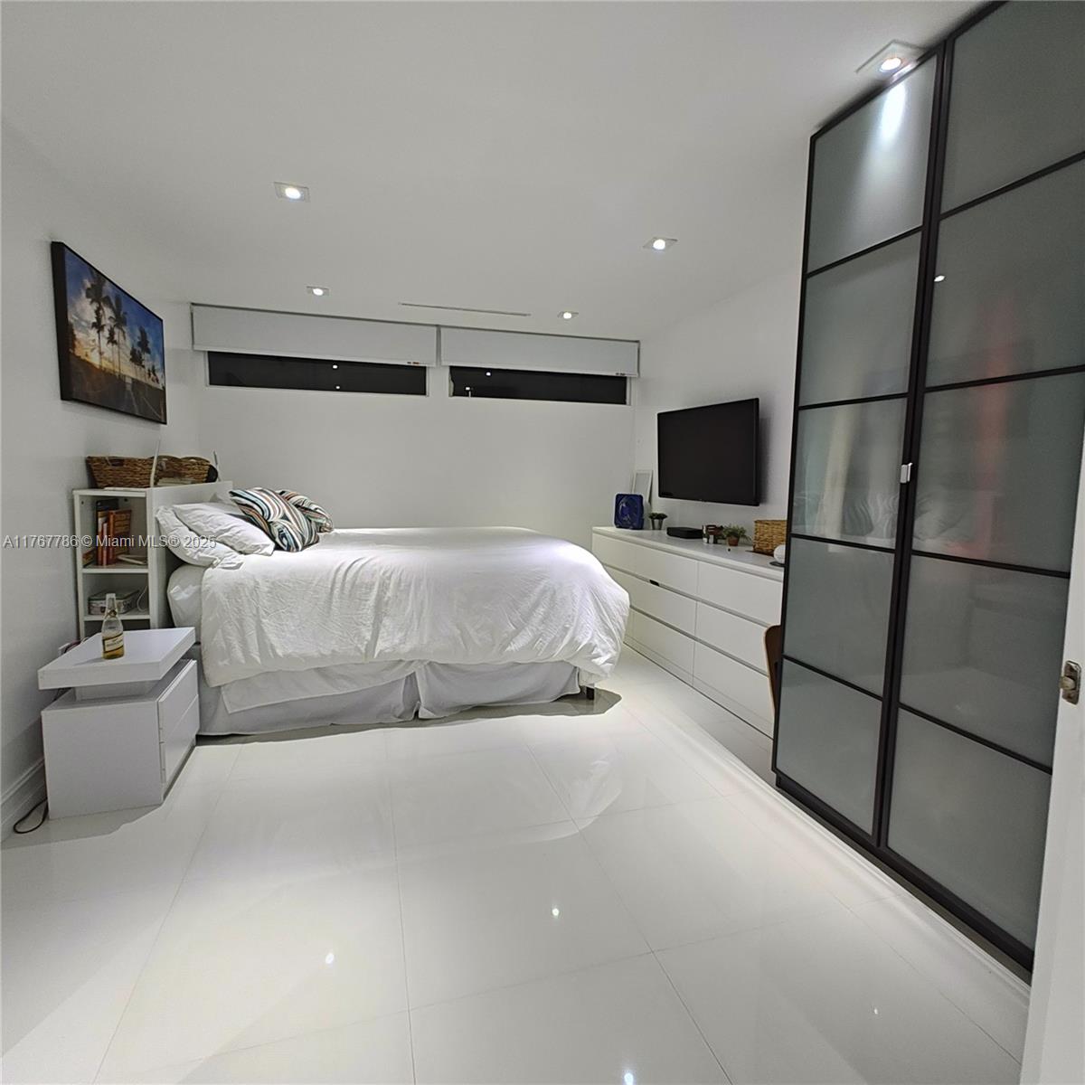 COMMODORE PLAZA CONDO - Residential