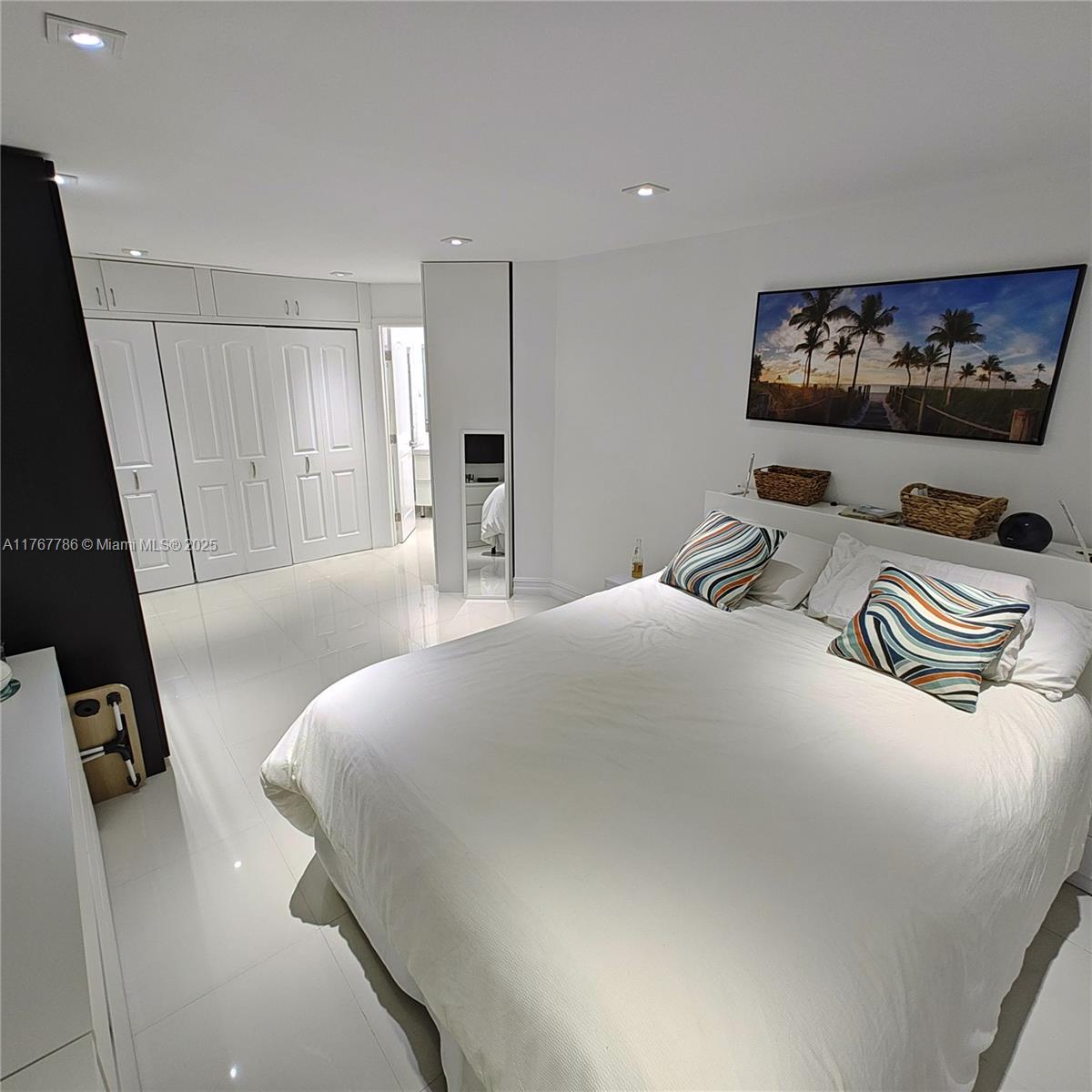 COMMODORE PLAZA CONDO - Residential