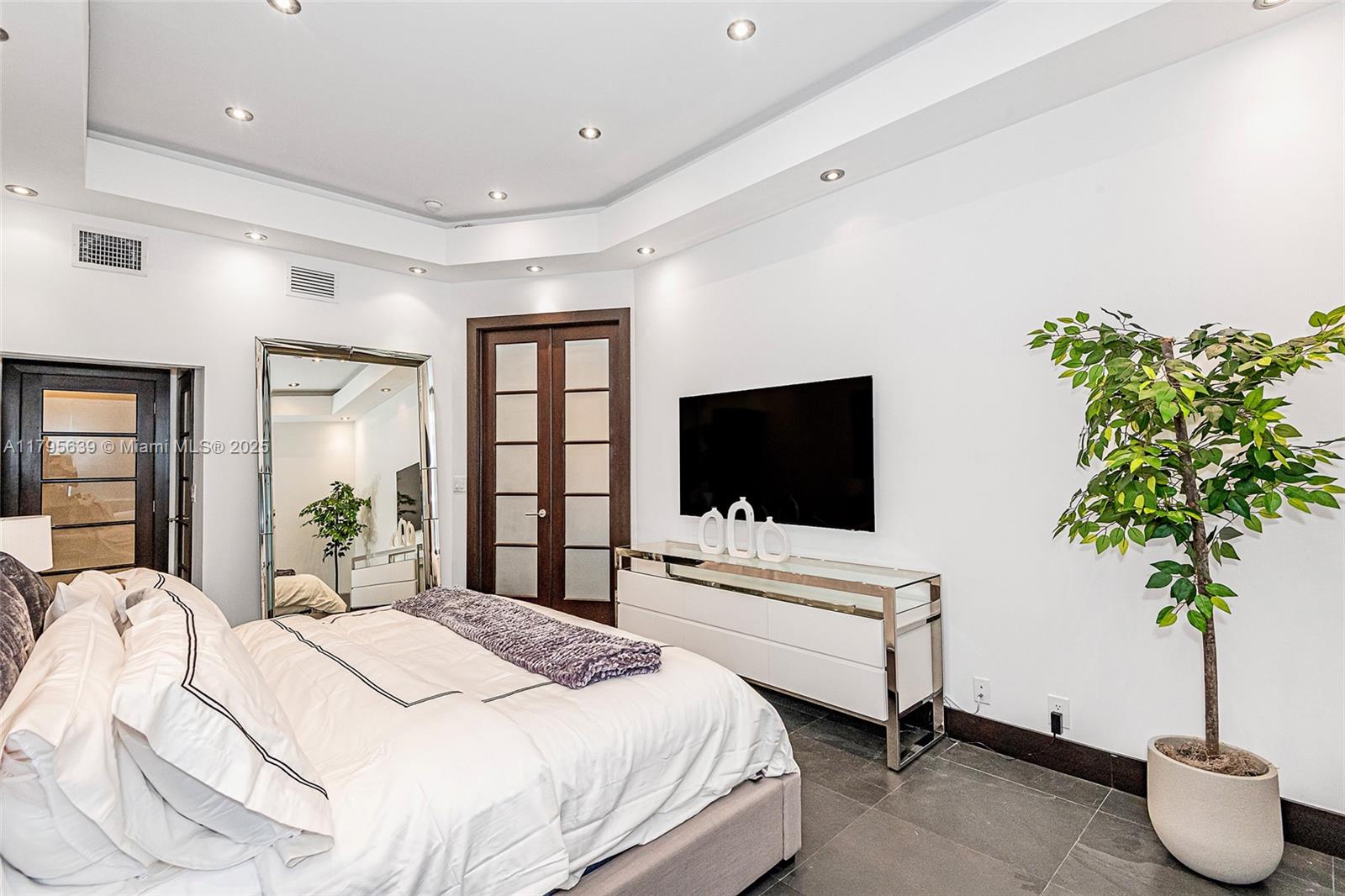 RONEY PALACE CONDO - Residential Lease